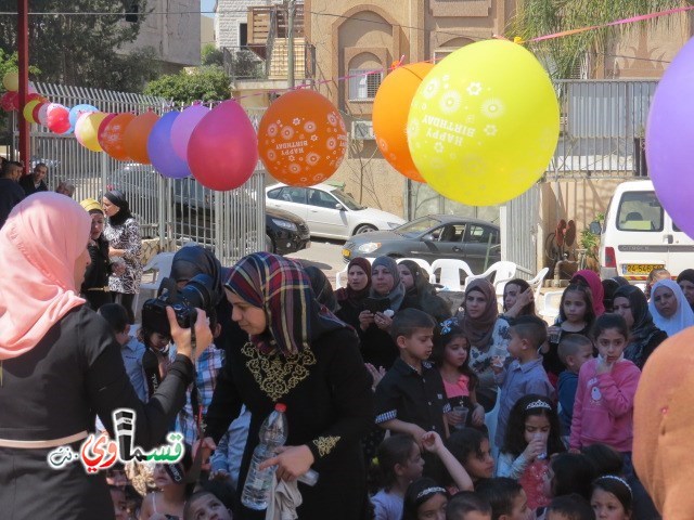 كفرقاسم – فيديو: بساتين الامل, السلام , والمحبة تحتفل بعيد الام على انغام عمو انس وجوقته ..